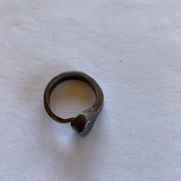 1970’s gothic look horseshoe nail ring size 7 1/2 - Picture 5 of 7